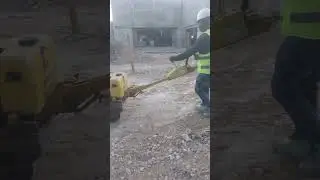 Operador del d&iacute;a en compactadora terreno caminito. 