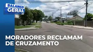 Motociclista fica ferido em acidente envolvendo carro e moradores reclamam de cruzamento em Curitiba