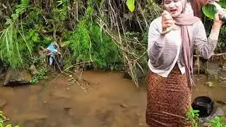 WAH SERU SEKALI NYARI IKAN DI KALI DI PINGGIR HUTAN BARENG TEMEN