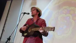 Anthony Greco breve live, voce e chitarra, storie di Sicilia