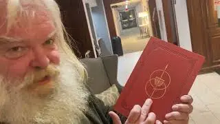 Я распаковываю делюкс-издание книги &laquo;Галахад и Грааль&raquo; от издательства Rabbitroom!
