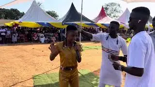 Annie Cooper performance got the crowd dancing and showering her with Money 💴 