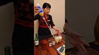 She&rsquo;s the Soju Bomb Queen of Korea 🇰🇷🍻 | Unbelievable Drink Mixing Skills #koreanfood #쏘맥이모