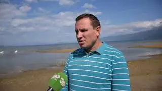 Maqedonia po d&euml;mton liqenin e Ohrit bie niveli i ujit, shfaqen p&euml;r her&euml; t&euml; par&euml; flamingot