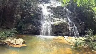 Cachoeiras e plantações de árvores. Em Rio Acima MG 
