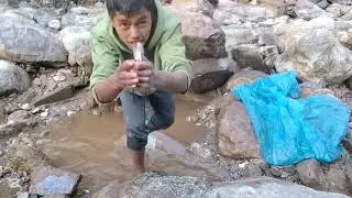 पानी फालेर माछा मार्दै।। 