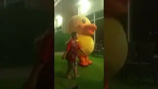 Wow ang mascot ng duck 