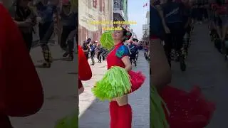 Caporales Centralistas, desde el Centro Hist&oacute;rico de Lima - Pasacalle. #caporal #cholitas #danza