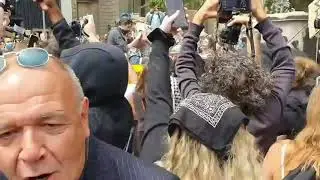 Derriban estatua del traficante de esclavos Edward Colston en Bristol, Inglaterra