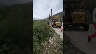 Hengxing Jinqiao guardrail pile driver assists installation of protective guardrails