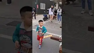 美女媽媽 笑的超開心 帥哥小弟弟！手持模型小神轎 來接駕 #廟會 #熱鬧 #陣頭 #美女 #繞境 #流量 #熱門 #新園新惠宮 #廟會豪角度 #shorts