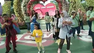 Ridwan's Family dance [at] Batu Love Garden