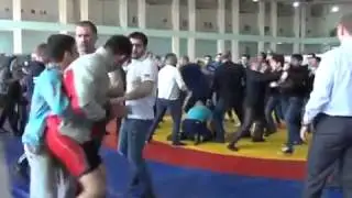 Во Владивостоке соревнования по вольной борьбе закончились массовой дракой