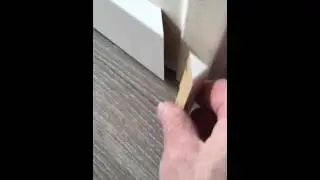MDF plint plaatsen bij een deur. Eindigen met een verstek.