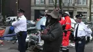 occupy beursplein wordt leeg geruimd met een laatste liedje van rob bril !