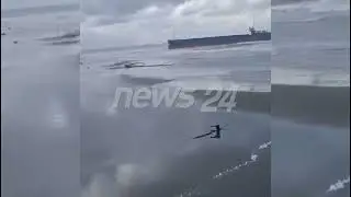 Sh&euml;ngjin/ Anija cistern&euml; m&euml; flamur Tanzanie ngel n&euml; drejtim t&euml; fshatit Tale