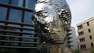 Прага. Голова Кафки. Скульптура Давида Черного