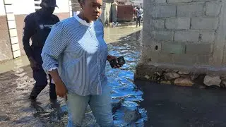 Aksyon sa a fenk pase okap, majistra antre nan dlo al w&egrave; moun ki inonde yo