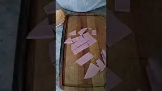 🐕 Оззи любит колбаску! #собакаоззи #dog #dogeat #кобельоззи