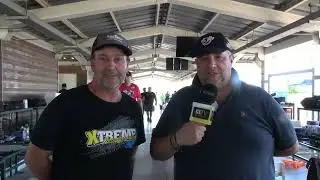 Paolo Murganti conversa con el padre de Andrea Catanzani tras la pole position en el Mundial IFMAR