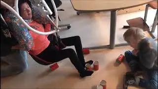 Giovanni en Yrsa spelen samen met blikken