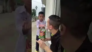 boy etinge chips child tel give boy don't give chips child cringe fani viral short