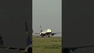 Boeing 737NG Ryanair Takeoff #avgeeks #planespotting #lisbonairport #airportslive