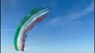 Le Frecce Tricolori dipingono il cielo a Trani, l’Air Show è una meraviglia: le acrobazie dei piloti
