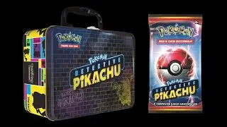 Abriendo cartones de Pokémon