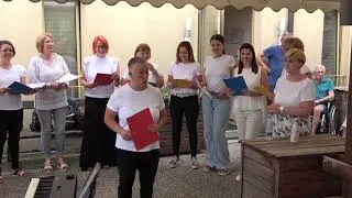 UČITELJSKI ŽENSKI PEVSKI ZBOR VENCLJEVE PERKE NASTOPILE V DOMU UPOKOJENCEV DOMŽALE 8 6 2022