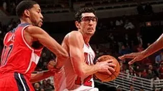 Kirk Hinrich Catches and Throws the Mid-Air Around the Back Pass