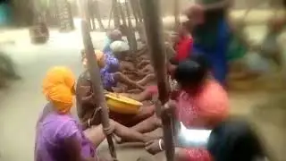 आदिवासी महिलाओं ने लन्दा कुटते हुए