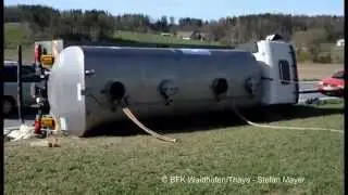 15.04.2015 - Milchtransporter mit 13.000 Liter Milch umgest&uuml;rzt