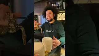 Trinken, ansto&szlig;en, KLATSCH! 🍻 Warum die Tschechen auf den Tisch klopfen! #Bierfakten #Werbung #ts...