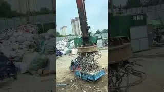 Using a Giant Magnet to Lift and Sort Scrap Metal #shorts