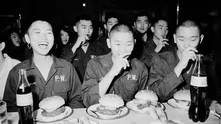 A jap&aacute;n hadifoglyok &ouml;sszeomlottak, amikor az amerikai t&aacute;borokban hamburgert &eacute;s k&oacute;l&aacute;t k&oacute;stoltak