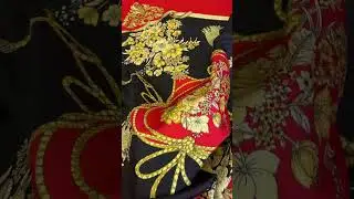 Шелковый купон от бренда Gucci в элегантном сочетании оттенков - черного, золотого и красного