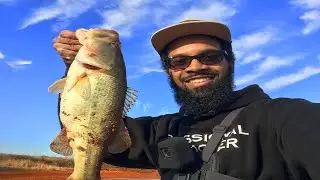 Fishing a Frozen Pond With a JERKBAIT !!