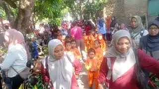 bersama anak TK melihat kebun binatang mini Muli' Inayatin EDUFARM