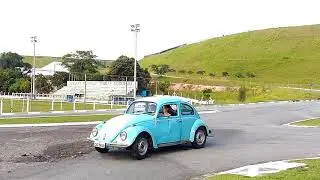 Minha esposa aprendendo dirigir um fusca..