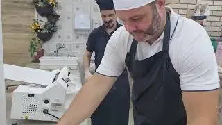 Nosso abridor de massas de pizza cumprindo a sua fun&ccedil;&atilde;o. Foi preparado &agrave; medida para essas fun&ccedil;&otilde;es!