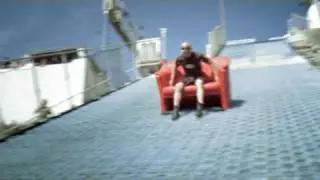 Rotes Sofa in Action
