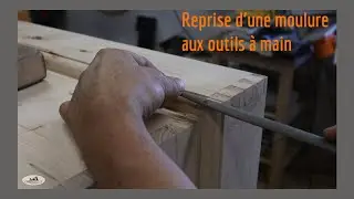 Reprise d'une moulure aux outils à main.