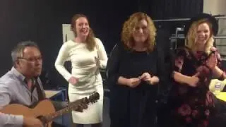 Eunice, Elise en Jorieke zingen over 10 jaar Groot Nieuws Radio