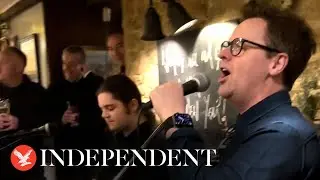 Declan Donnelly surprises pub-goers with impromptu New Year's Eve performance