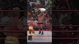 Голдберг побеждает Шейна Дугласа в WCW Monday Nitro