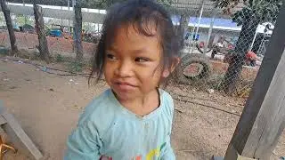 ថ្ងៃនេះចម្លែកណាស់អ៊ីអ៊ីដើរតាមប្រពន្ធពូបុលពីដើមភូមិដល់ចុងភូមិ