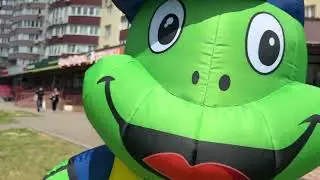 Inflatable Waving Frog Mascot &ndash; Eye-Catching Promo Figure for Storefront Advertising