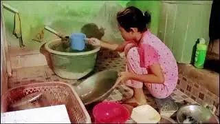 Kegiatan ibu rumah tangga di desa cuci piring dan masak daun kelor