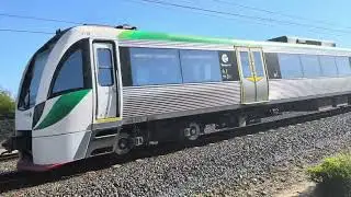 Jednotka Transperth B-series 87, proj&iacute;žd&iacute; rychlost&iacute; 130 km/h bush mezi  Rockingham a Wellard | 🇦🇺